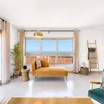 Boutique Living - Rooftop Pool & Sea Views Apartment