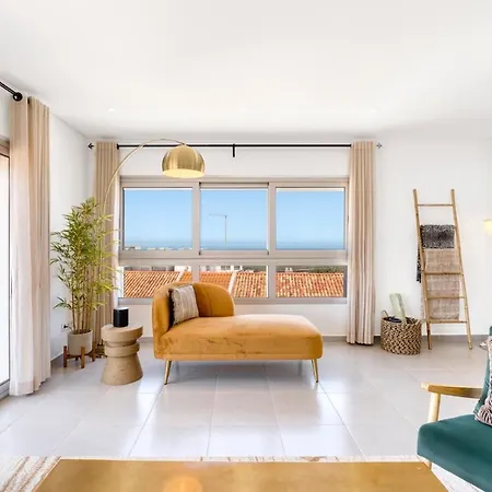 Boutique Living - Rooftop Pool & Sea Views Apartment