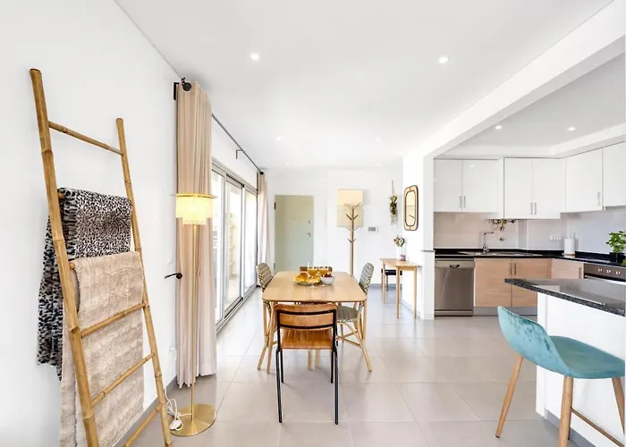 Lejlighed Boutique Living - Rooftop Pool & Sea Views *